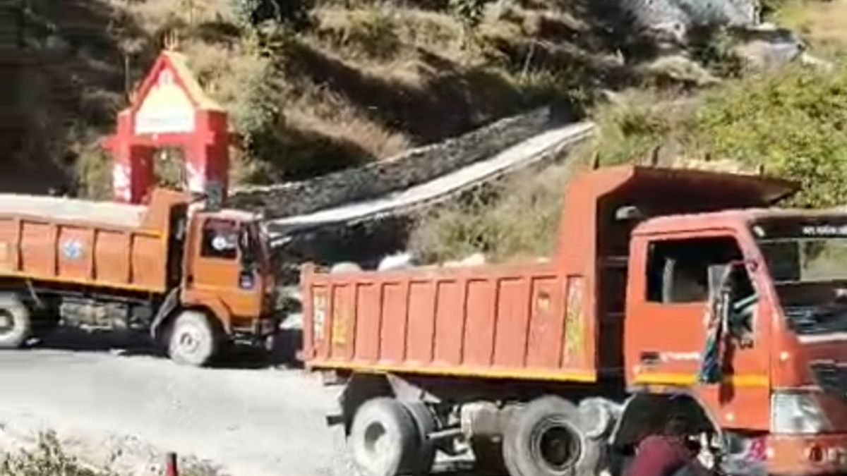 dumper axle breakage causes 9hour traffic jam in nainital